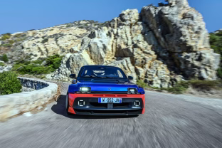 Legendinis „Renault“ grįžta su trenksmu: elektrinis „Turbo 3E“ įsibėgėja iki 100 km/h greičiau nei „Porsche“