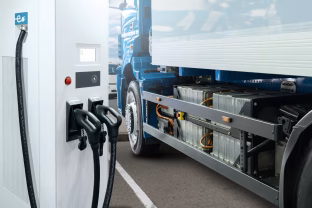 Lietuvoje tyliai įsiplieskia elektrinių sunkvežimių bumas, ar suspėsime į Europos žaliojo transporto traukinį?