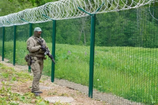 Žalieji žmogeliukai prie NATO sienos: ekspertai pasakė, ar jau prasidėjo nauja hibridinio karo fazė