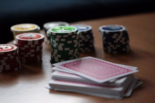 Kodėl pokeris dominuoja internetinių kazino scenoje: tendencijos ir įžvalgos