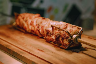 Šventinis skonis už kasdienę kainą: įdaryta kiauliena, kuriai neprireiks brangių ingredientų
