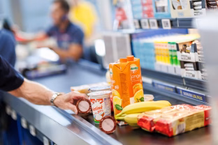 Lietuviai šturmuoja „Lidl“ parduotuves, sumažino daugiau nei 100 kasdienių prekių kainas