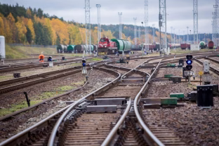 Geležinkeliai suka nauja kryptimi: mažėjantis krovinių srautas ir augantys keleivių pervežimai