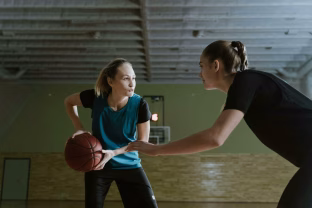 Ekspertas paaiškino, kodėl dar mokykloje įgytas įprotis sportuoti yra tiek pat svarbus, kiek kasdienis dantų valymas