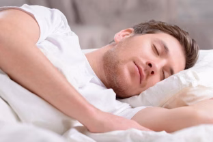 Ar stiklinė pieno prieš miegą tikrai padeda? Paprastas triukas iš vaikystės, kurį patvirtina mokslas