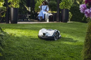 Dirbtinis intelektas atkeliauja ir į vejos priežiūrą: „Husqvarna“ pristatė dar išmanesnius robotus vejapjoves