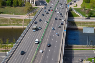 Elektriniai automobiliai iki 30 tūkst. eurų keičia žaidimo taisykles, lietuviai renkasi vis dažniau