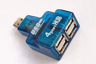Klaida, kuri vėliau kainuos šimtus eurų: vienas USB laidas gali sugadinti jūsų automobilį