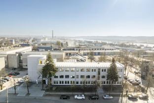 Saulės energija ne tik gaminama, bet ir kaupiama: valstybės pastatai tampa energetiškai išmanesni