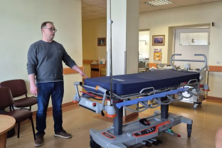 Šiaulių ligoninė gavo ypatingą pagalbininką: vienas mygtukas ir pacientas gali judėti be pastangų