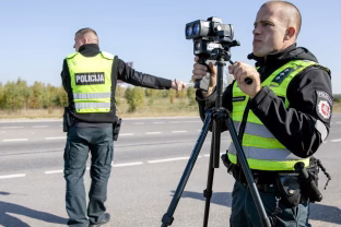 Vairuotojų gudrybės, kurios erzina policiją: atskleidžiami patys populiariausi triukai prieš greičio matuoklius