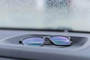 Rytinis vairuotojų košmaras šaltu metu: sužinokite, kodėl automobilio stiklai rytais užšąla iš vidaus