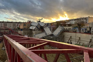 Galingas tornadas virto mirtinu chaosu: kranai griuvo kaip domino, miestas be perspėjimo paniro į siaubą