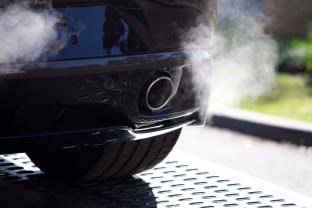 Pastebėjote vandens lašus iš duslintuvo? Mechanikai pasakė, ką tai iš tiesų reiškia tavo automobiliui