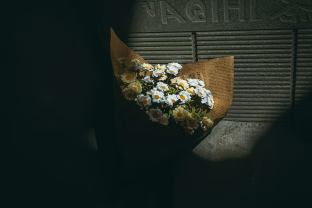 Gyvos ar dirbtinės gėlės kapams? Šventinių kompozicijų pliusai ir minusai, apie kuriuos verta pagalvoti