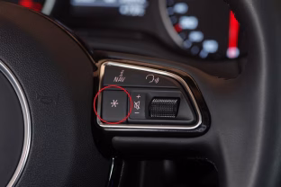 Pastebėjote žvaigždutės mygtuką automobilyje? Šis mygtukas gali kardinaliai pakeisti jūsų vairavimą