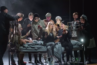 Režisūrinio teatro gerbėjų pamėgta „Kartoteka“ jau Lietuvos nacionalinio dramos teatro scenoje