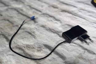 Pamirškite apie multimetrą, šis paprastas eksperimentas atskleidžia elektros kryptį be jokių prietaisų