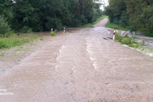 Lietui siaubiant Lietuvą – įspėjimas: šiuose keliuose gali tykoti nelaimė, kaip pranešti apie pavojų?
