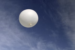 Kontrabandininkai naudoja oro balionus su SIM kortelėmis, paaiškino, kodėl jų sustabdyti beveik neįmanoma