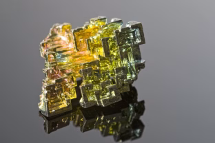 Suspaustas bismutas elgiasi lyg iš kitos dimensijos: rado būdą, kaip iš medžiagos išspausti metalą