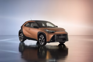Naujasis „Toyota Aygo X“ jau Lietuvoje: mažas, hibridinis ir drąsiai spiriantis į sportinių SUV teritoriją
