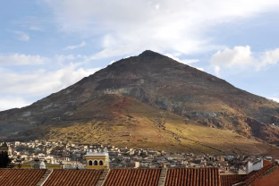 Bolivijos kalnas, kuris lėtai žudo miestą po savo kojomis: sukūrė imperijas ir palaidojo milijonus žmonių