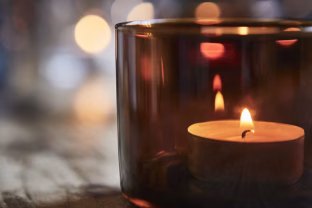 Namų žvakių pardavimai auga: dizainerė dalijasi patarimais, kaip kurti jaukią šviesą namuose