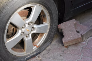 Šimtai padangų per vieną naktį: keršto akcija paliko vairuotojus be ratų ir su tūkstantiniais nuostoliais