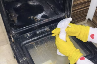 Kaip išvalyti orkaitę vos per 15 minučių? Patyrusių valymo specialistų triukai, kurie tikrai veikia