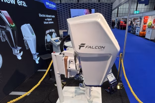 Nauja eros pradžia vandenyse: „Falcon 130“ elektrinis variklis sugriauna visas senąsias ribas