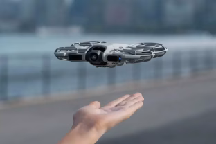 DJI pristatė naująjį „Neo 2“ droną: neįtikėtinai kompaktiškas dydis, valdymas gestais ir kliūčių vengimas