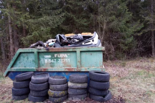 Vairuotojų abejingumas gali šokiruoti: prasidėjus padangų keitimo sezonui – 5 tonos išmestų padangų