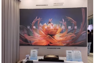 Pirmasis toks ekranas pasaulyje: „Fister“ sukūrė įspūdingą ekraną, kuris neblunka nuo šviesos