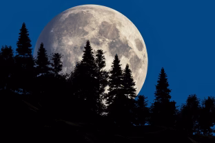 Svarbus astrologų perspėjimas: supermėnulis atneš sudėtingus išbandymus, verčiau likite namuose