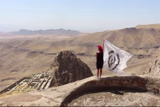 Vakarėlis slėptuvėje, menas tarp ginklų: Jurgos Barilaitės paroda LNDM Radvilų rūmų dailės muziejuje