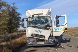 Rusijos dronas pataikė į „Proliska“ humanitarinės misijos evakuacijos automobilį, savanoriai vos išgyveno
