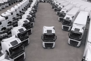 Kodėl kai kurios įmonės moka mažiau, veža daugiau ir greičiau? Atsakymas slypi sunkvežimių parke