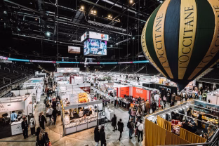 Išskirtinis reginys parodoje „Moters pasaulis“: Modesto Vasiliausko gėlių kompozicija iš 1 000 rožių žiedų