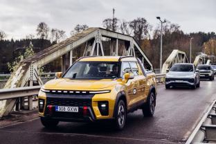 Naujos kartos automobiliai naikina padangas: atskleidė, kas slypi už didėjančių susidėvėjimo problemų