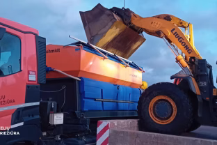 Plikledis, sniegas ir mišrūs krituliai: kaip kelių priežiūros tarnyba savaitgalį kovojo dėl saugesnio eismo?