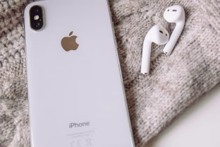 „Apple“ atsisveikina su „Siri“: naujas perversmas „iPhone“ istorijoje tikrai nustebins vartotojus