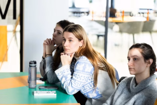 Ne tik stereotipai kalti: įvardijo, ko trūksta moterims, norinčioms tapti tikromis lyderėmis