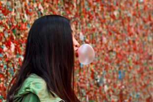 Ar tikrai užtenka kramtomosios gumos su ksilitoliu? Specialistė atsako, kas veikia, o kas ne