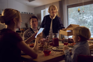 Kartu, bet atskirai: net 40 proc. lietuvių siunčia žinutes kitam žmogui tame pačiame kambaryje