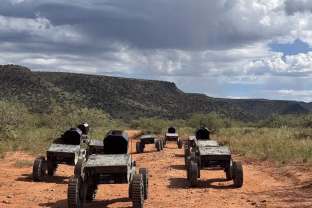 Tankai tampa bejėgiai: JAV kariuomenė testuoja spiečių robotų atakas prieš šarvuotą techniką