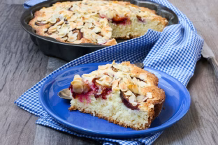 Šeimos mėgstamiausias slyvų pyragas: iškepkite dabar ir pasiruoškite netikėtai skonių šventei namuose!