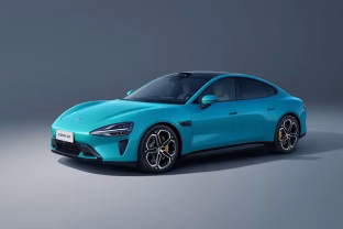 „Xiaomi“ meta iššūkį automobilių rinkai: naujoji „pasaulio modelio“ technologija žada pakeisti tai, kaip vairuojame