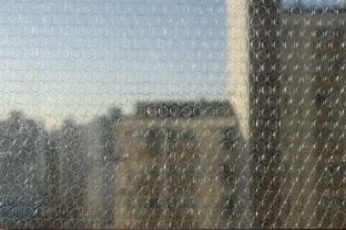 Paslaptingas langų valymo triukas: kaimynai iš pradžių juokėsi, bet paskui ėmė daryti tą patį