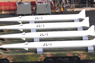 Kinija pristatė ginklą, kuris pasaulyje neturi jokių analogų: „JL 1“ gali smogti iš oro ir apeiti gynybą
